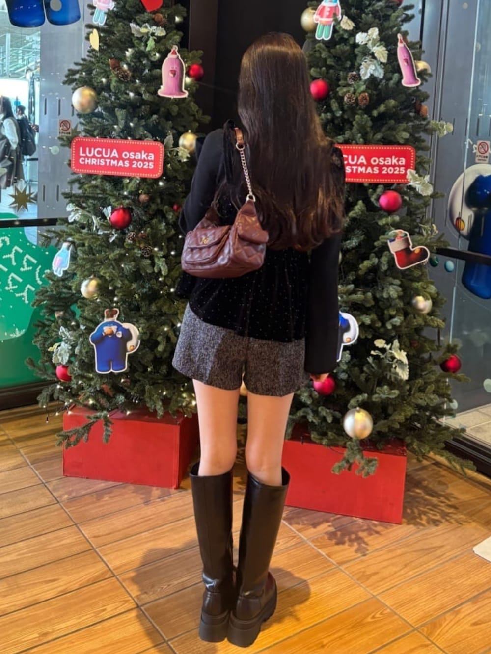 ブラック系のアンサンブル、グレー系のその他パンツを着用したレディースの冬コーディネートの3枚目の写真