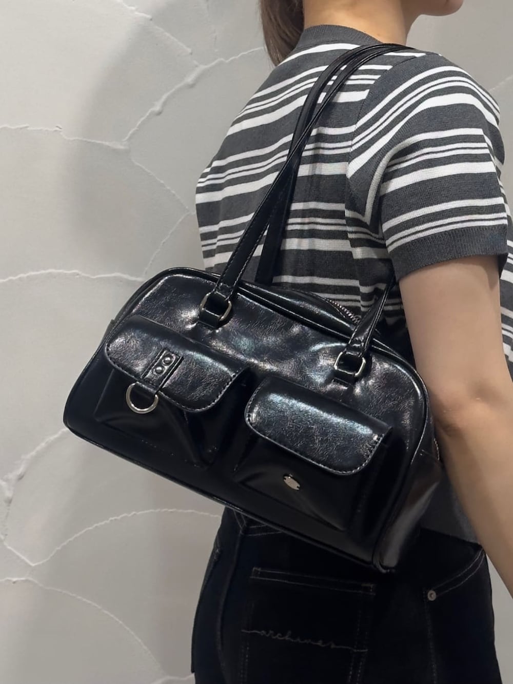 ブラック系のデニムパンツ、ブラック系のサンダル、ホワイト系のキャミソールを着用したレディースの夏コーディネートの3枚目の写真