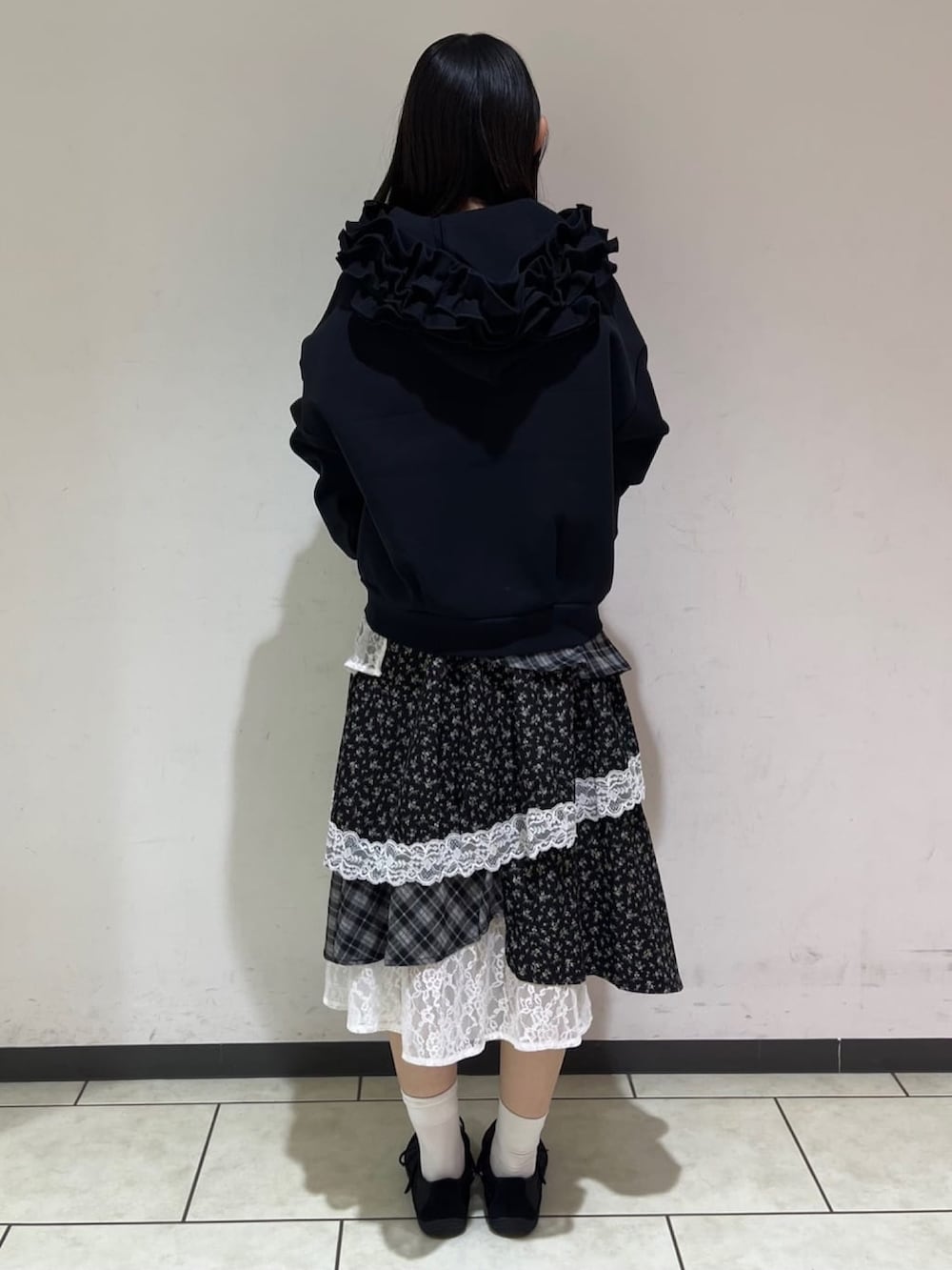 ブラック系のTシャツ/カットソー、ブラック系のスカート、ブラック系のボストンバッグを着用したレディースの秋コーディネートの3枚目の写真