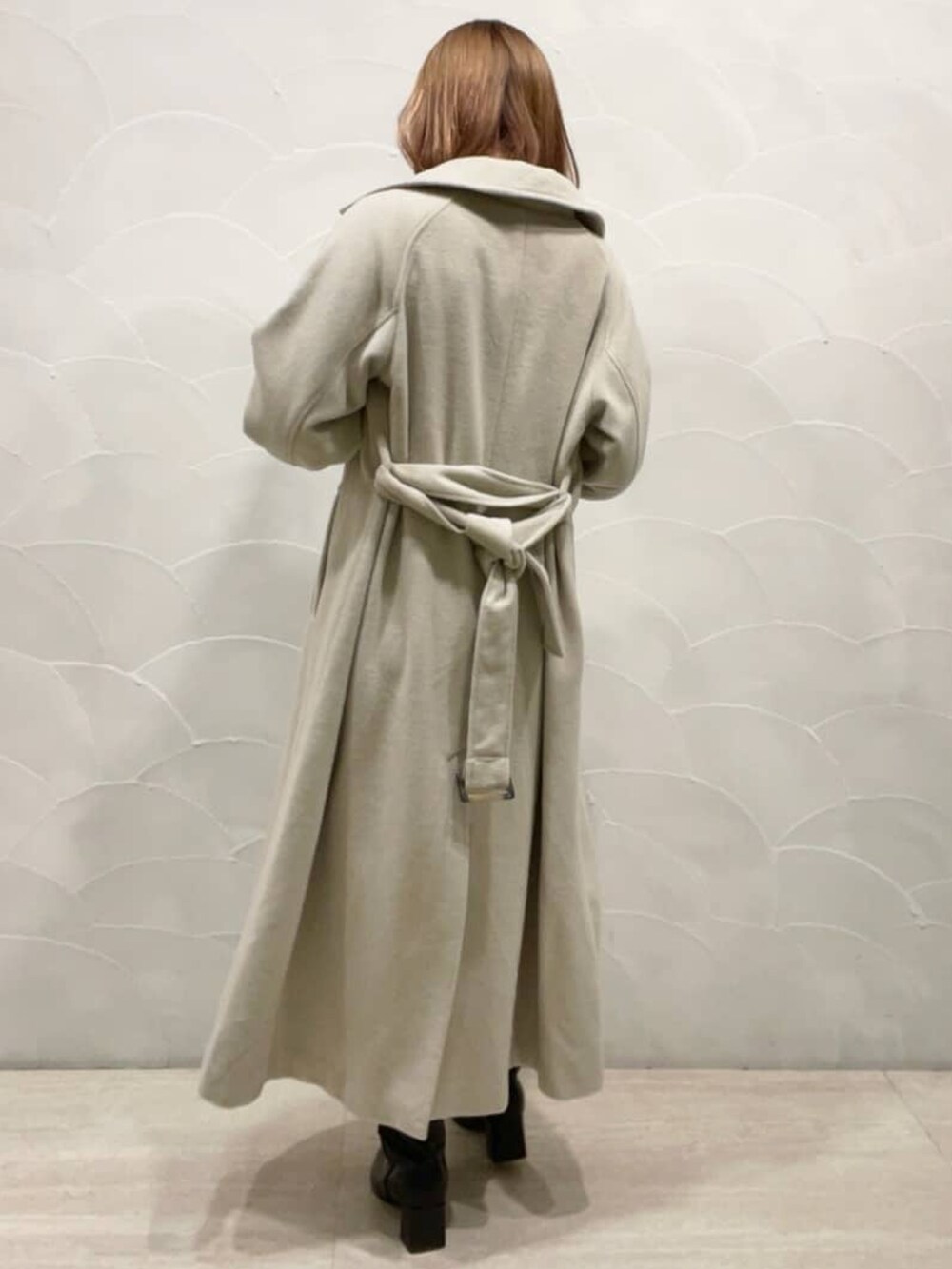 ホワイト系のその他アウター、ホワイト系のスカートを着用したレディースの冬コーディネートの2枚目の写真