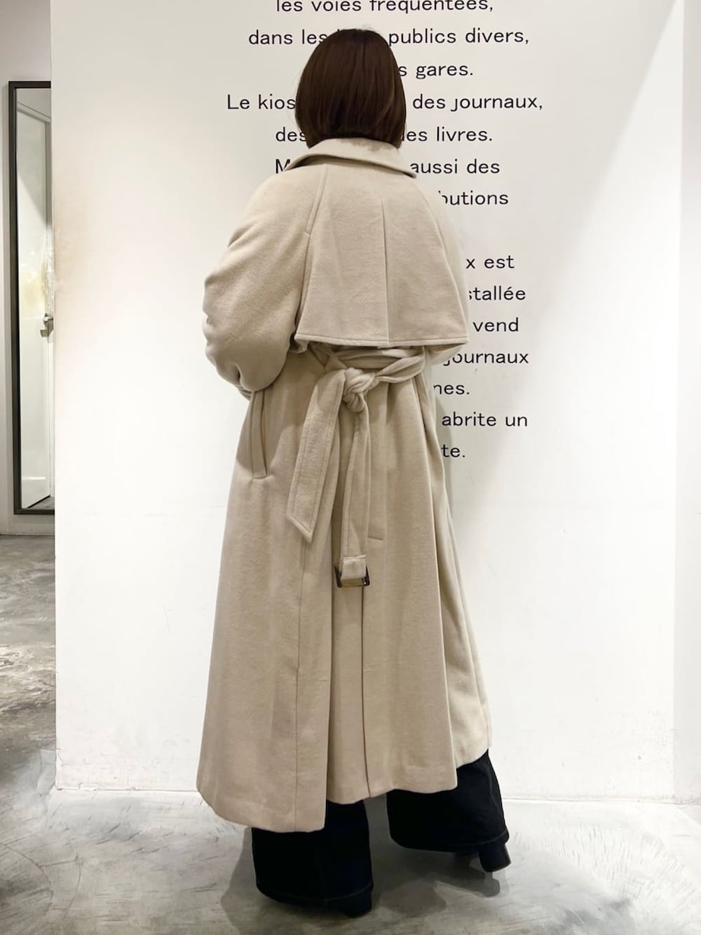 「冬コーデ、ホワイトコーデ、クリスマスに着たい服、マイベストコーデ2024、お出かけコーデ、休日スタイル、ウールコート、ロングコート、アルシーヴ(archives)、きれいめカジュアル、オトナカジュアル」｜「archivesの２ｗａｙウールトレンチコート（トレンチコート、ホワイト系）」を使った、archivesさん（レディース・157cm）の冬コーディネートの2枚目の写真