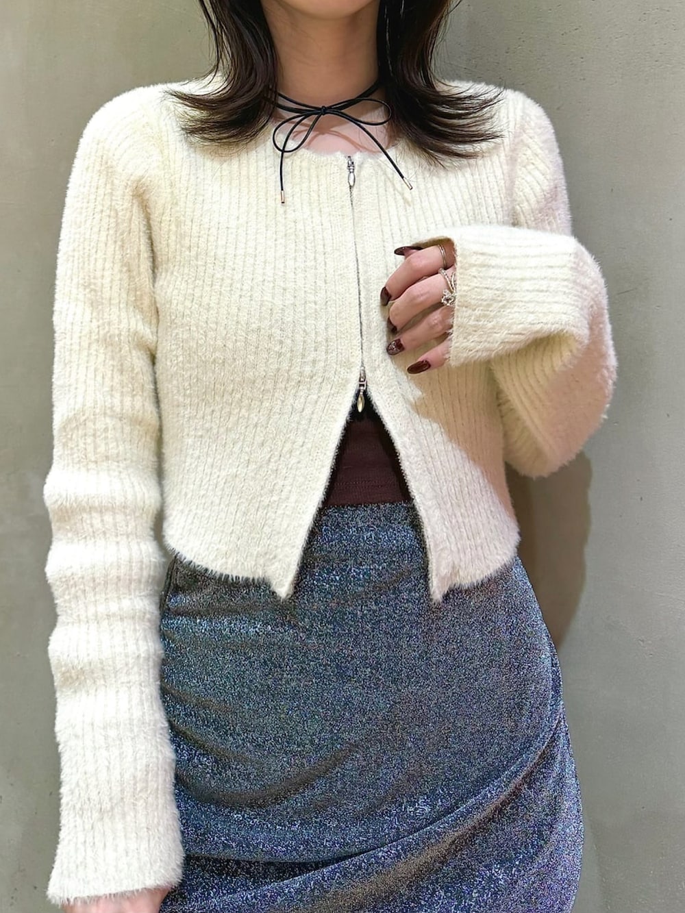 「オトナ女子、オトナカジュアル、ギャザースカート、ロングスカート、ラメスカート、フェザーニット、ジップニット、休日スタイル、お出かけコーデ、マイベストコーデ2024、アルシーヴ(archives)、archivesスカート」｜「archivesのラメカットドロストタイトスカート（スカート、グレー系）」を使った、archivesさん（レディース・152cm）の冬コーディネートの3枚目の写真