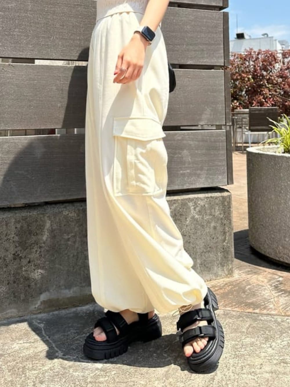 「パンツコーデ、シンプル、夏コーデ、カジュアル、ゆるコーデ、淡色コーデ、ニット、ロゴ、ロゴニット、カーゴパンツ、オールホワイト、パンツスタイル、スポサン、アルシーヴ(archives)、archives」｜「archivesのコンパクトケーブルニット（ニット/セーター、ホワイト系）」を使った、archivesさん（レディース・157cm）の夏コーディネートの4枚目の写真