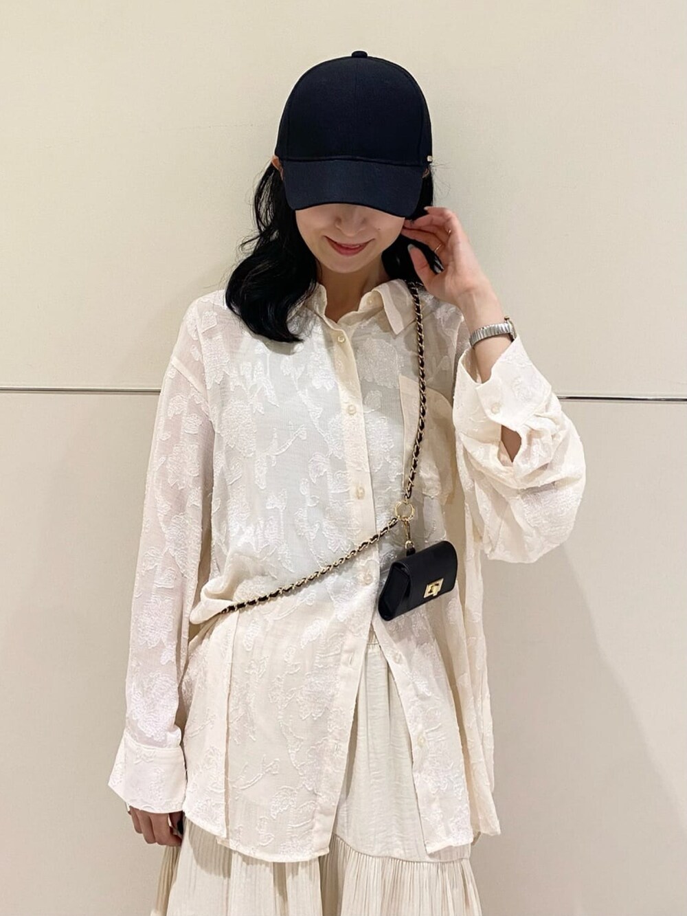 ホワイト系のシャツ/ブラウス、ホワイト系のスカートを着用したレディースの春コーディネートの2枚目の写真