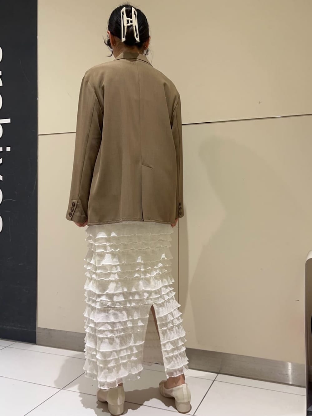 ブルー系のカーディガン/ボレロ、ブラウン系のテーラードジャケット、ホワイト系のスカートを着用したレディースの春コーディネートの3枚目の写真