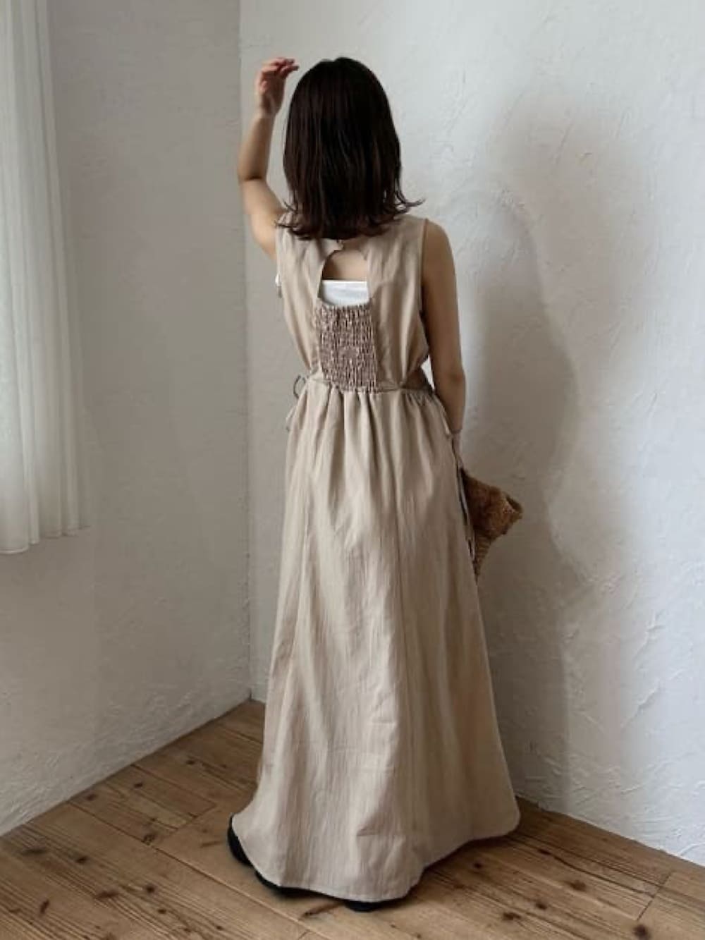 ベージュ系のワンピース、ホワイト系のサンダルを着用したレディースの夏コーディネートの2枚目の写真