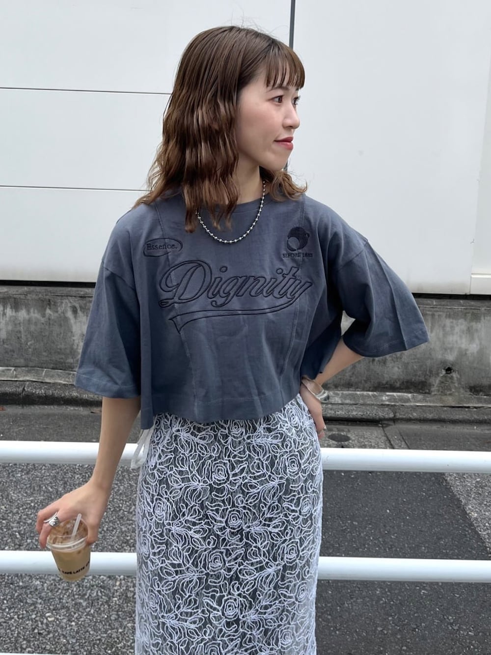 「夏だ！Tシャツ着よう！、フェスコーデ、さらっと晴れやかスナップ、オトナカジュアル、初夏コーデ、パンツコーデ、レイヤードスタイル、ママコーデ、レーススカート、デニムコーデ、ロゴT、モノトーンコーデ、ピクニックコーデ、アルシーヴ(archives)、archives」｜「archivesのリメイク刺繍ロゴＴｅｅ（Tシャツ/カットソー、グレー系）」を使った、archivesさん（骨格ナチュラル・レディース・157cm）の夏コーディネートの2枚目の写真