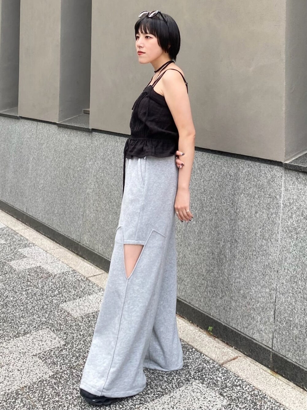 「アルシーヴ(archives)、アルシーヴ、archives、スウェット、スウェットパンツ、スウェットコーデ、モノトーン、キャミブラウス、夏コーデ、チョーカー、黒髪、肌見せ」｜「archivesのコットンレースピンタックビスチェ（その他トップス、ブラック系）」を使った、archivesさん（骨格ストレート・レディース・155cm）の春コーディネートの2枚目の写真