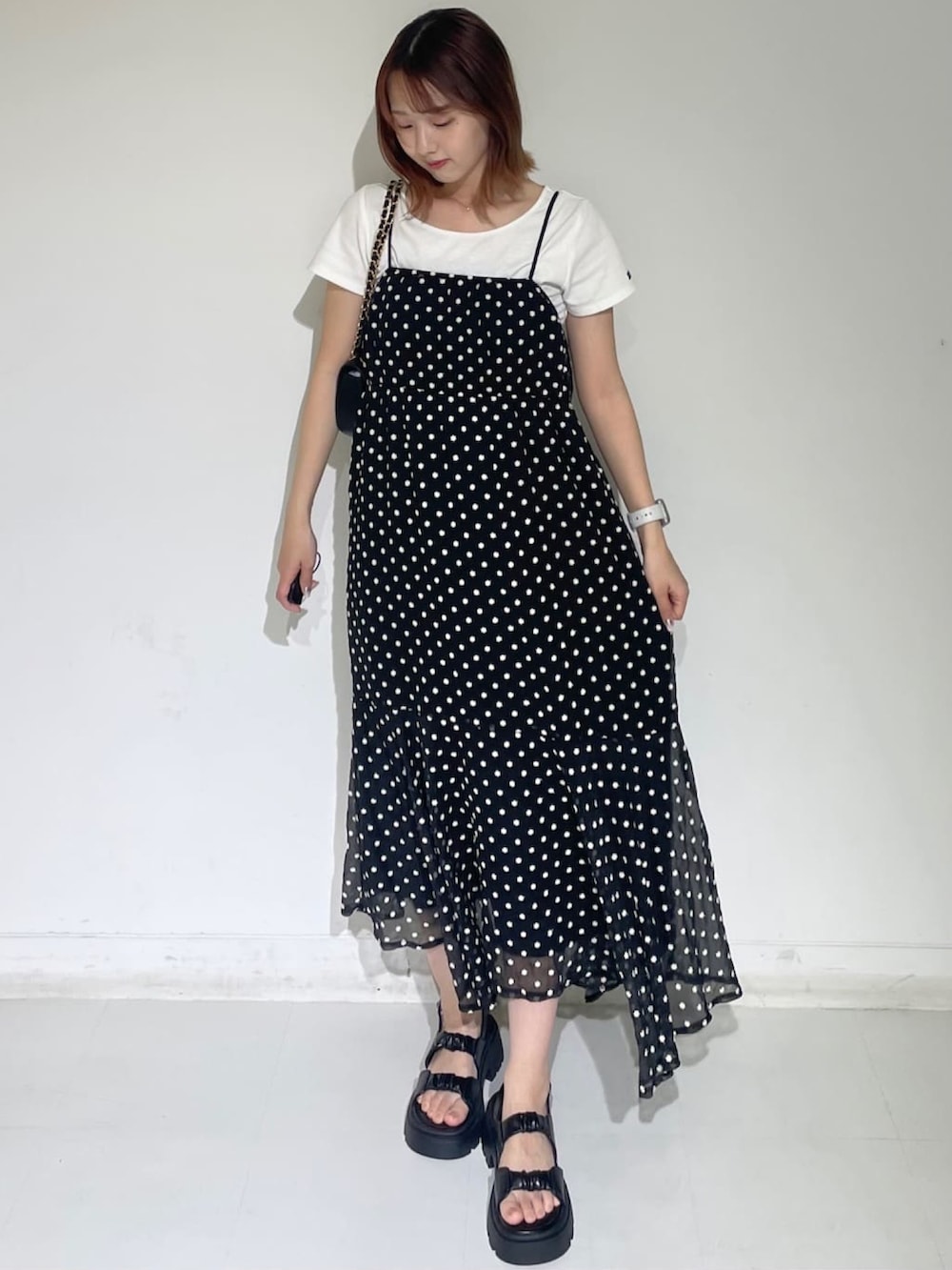 「アルシーヴ(archives)、アルシーヴ、archives、archivesワンピース、キャミワンピ、ワンピース、夏ワンピース、夏コーデ、刺繍、サンダル、チビT、黒ワンピ」｜「archivesのネームテレコＴｅｅ（Tシャツ/カットソー、ホワイト系）」を使った、archivesさん（骨格ウェーブ・レディース・158cm）の春コーディネートの2枚目の写真