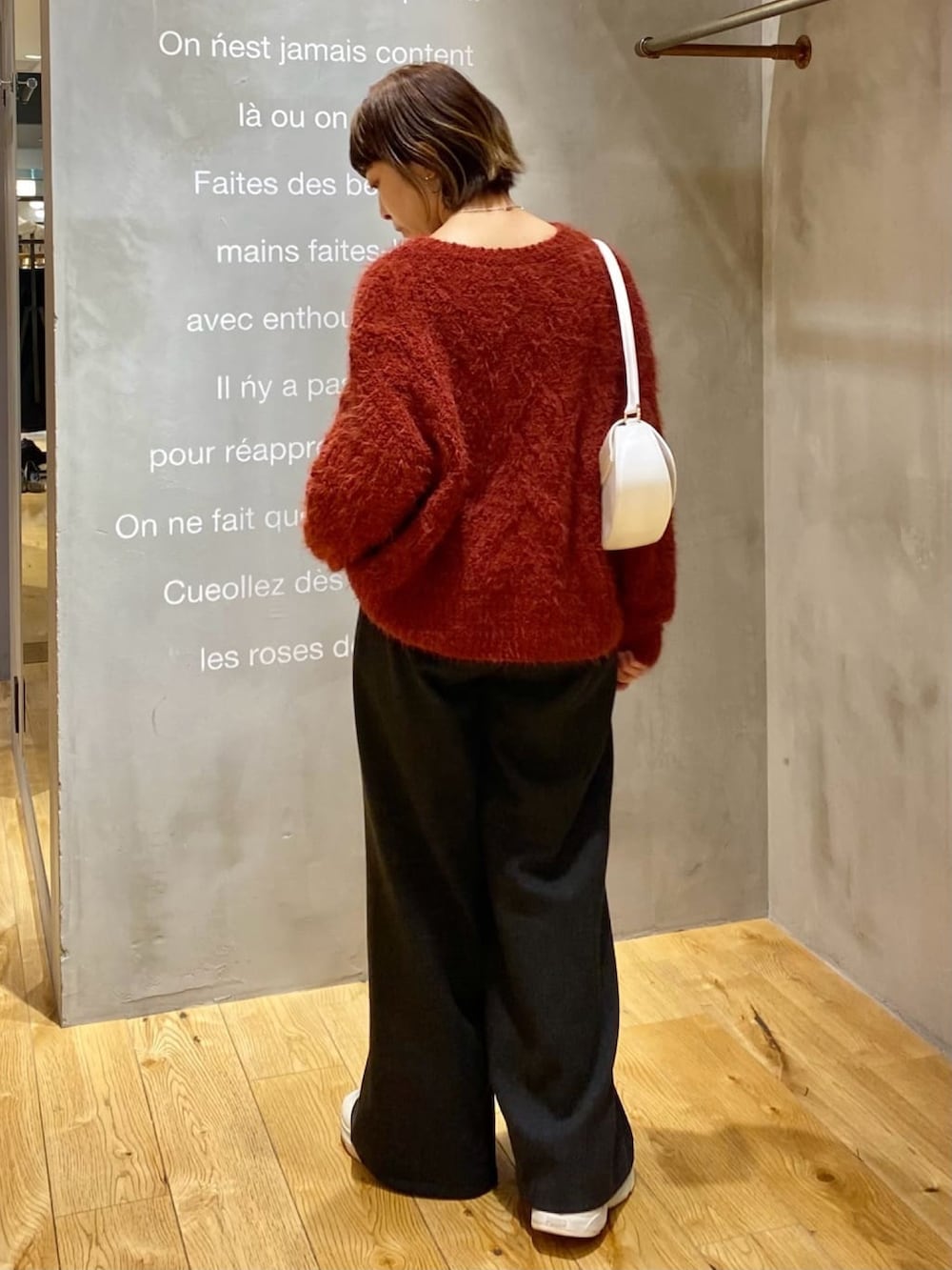 「クリスマスに着たい服、冬のコーデ、大人かわいい、パンツコーデ、カジュアルスタイル、ゆるコーデ、お出かけコーデ、ケーブルニット、スラックスパンツ、スラックス、ニットコーデ、カラーコーデ、カラーニット、アルシーヴ(archives)」｜「archivesのフェザーモールケーブルルーズニット（ニット/セーター、ホワイト系）」を使った、archivesさん（レディース・152cm）の冬コーディネートの2枚目の写真