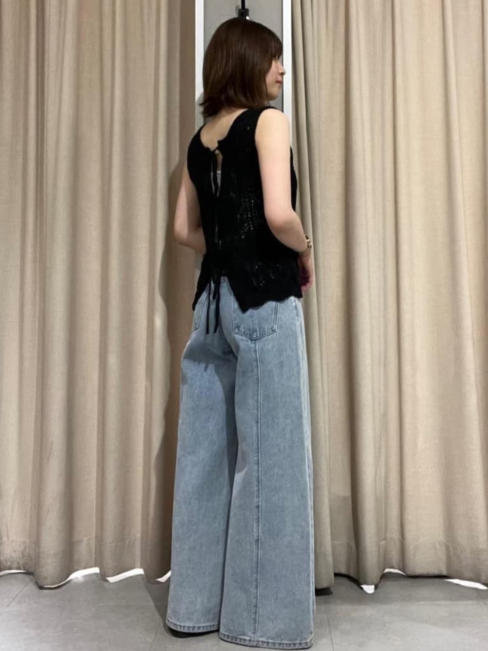 「デニム、アルシーヴ(archives)、アルシーヴ、archives、夏コーデ、ニット、ベスト、ニットベスト、スラブニット」｜「archivesの２ＷＡＹ透かしスラブニットベスト（ベスト、ブラック系）」を使った、archivesさん（骨格ストレート・レディース・161cm）の夏コーディネートの2枚目の写真