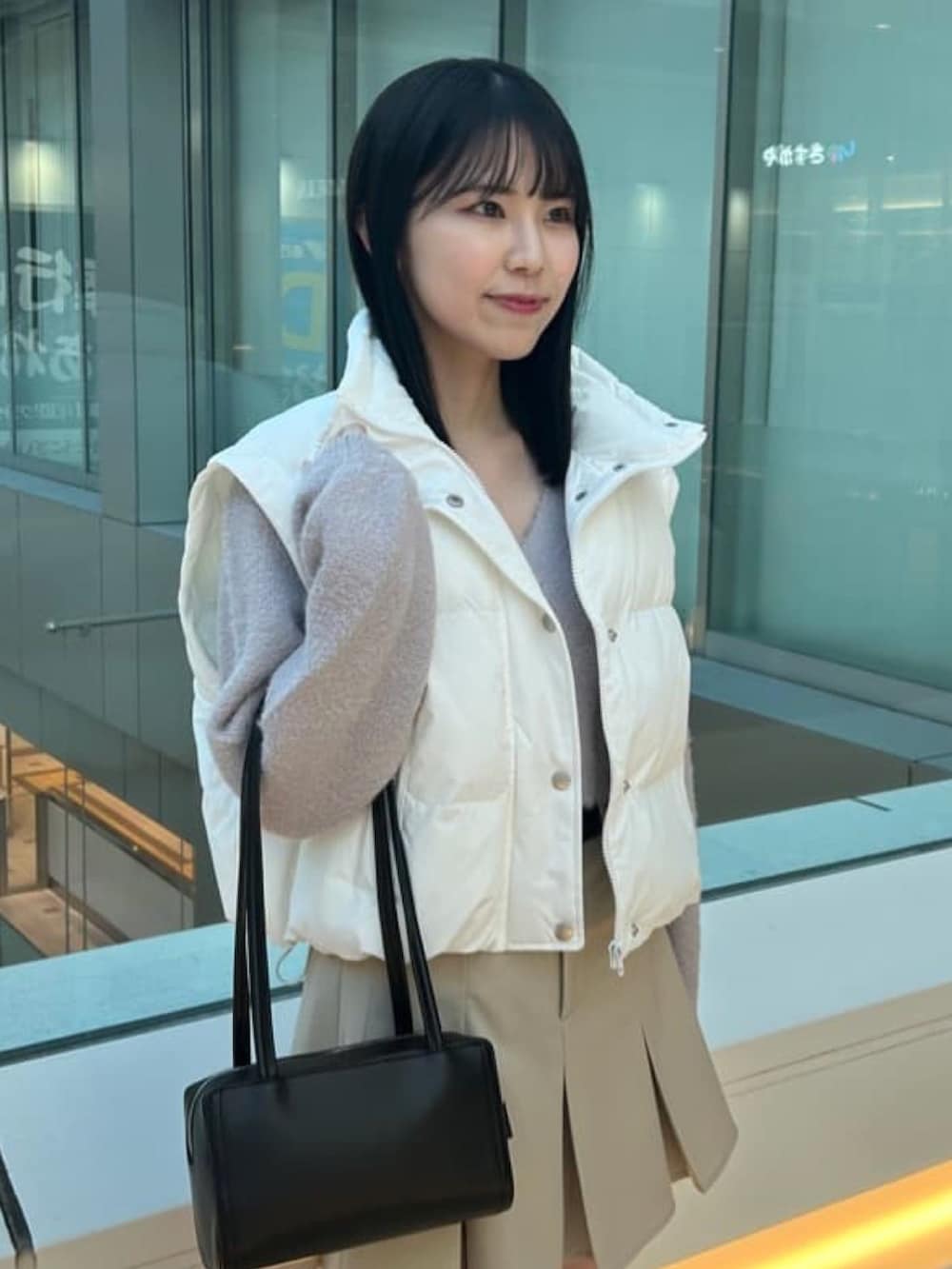 「冬コーデ、クリスマスに着たい服、マイベストコーデ2024、韓国ファッション、テーマパークコーデ、カジュアルガーリー、ダウンジャケット、冬アウター、プリーツスカート、スクエアバッグ、ロングブーツ、アルシーヴ(archives)、archivesスカート」｜「archivesの２ｗａｙショート中綿ブルゾン（ブルゾン、ホワイト系）」を使った、archivesさん（レディース・160cm）の冬コーディネートの3枚目の写真