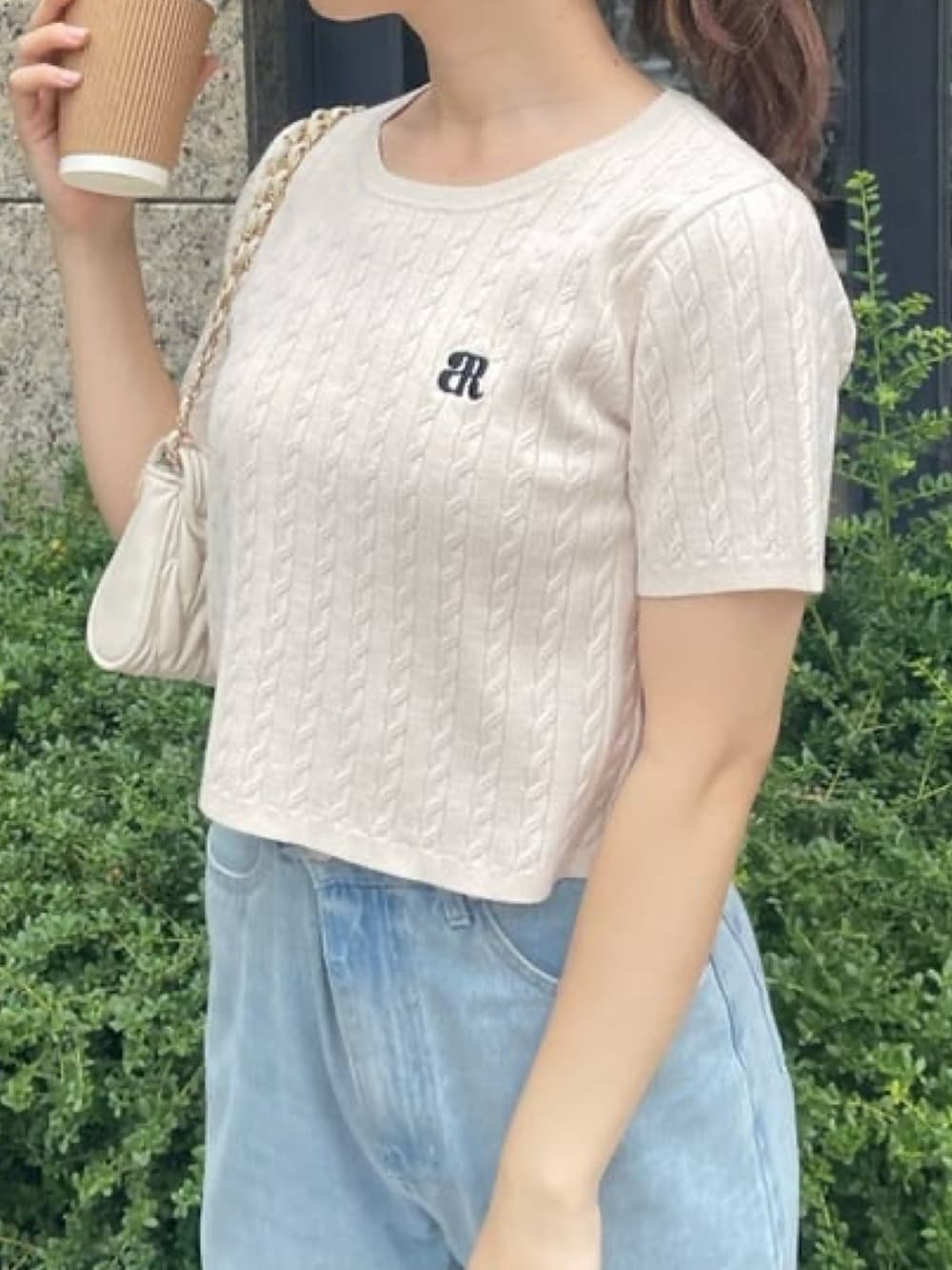 「夏コーデ、お出かけコーデ、カジュアルコーデ、サンダル、このスタイルがお気に入り、サマーニット、夏服コーデ、ショート丈トップス、デニム、デニムパンツ、デニムコーデ、ロゴニット、アルシーヴ(archives)、archives」｜「archivesのコンパクトケーブルニット（ニット/セーター、ホワイト系）」を使った、archivesさん（レディース・157cm）の夏コーディネートの2枚目の写真