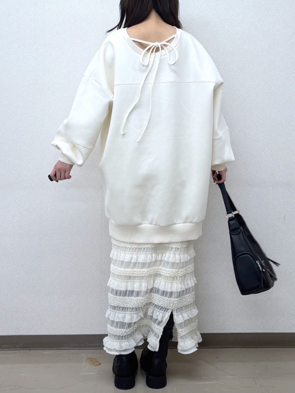 ホワイト系のスウェット、ホワイト系のスカートを着用したレディースの冬コーディネートの3枚目の写真