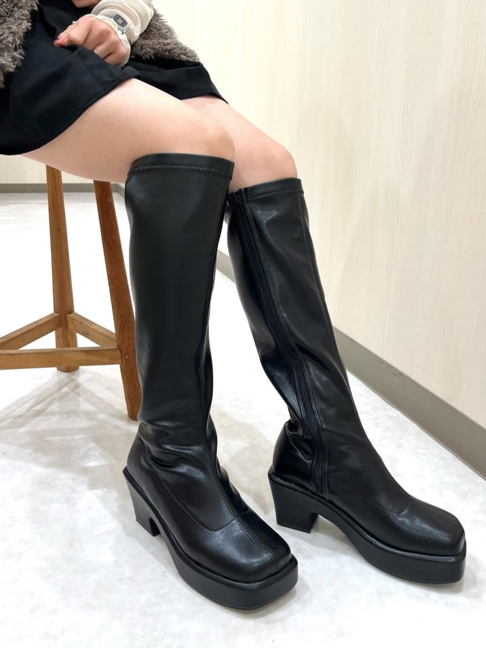 「お出かけコーデ、初秋コーデ、秋服準備はじめました、秋色、ファーベスト、ベスト、シアートップス、シアー、ミニスカート、ロングブーツ、厚底シューズ、厚底ブーツ、トレンド、トレンドコーデ、秋コーデ」｜「archivesのルーズネックカットＴＯＰＳ／（Tシャツ/カットソー、ホワイト系）」を使った、archivesさん（レディース・157cm）の夏コーディネートの5枚目の写真