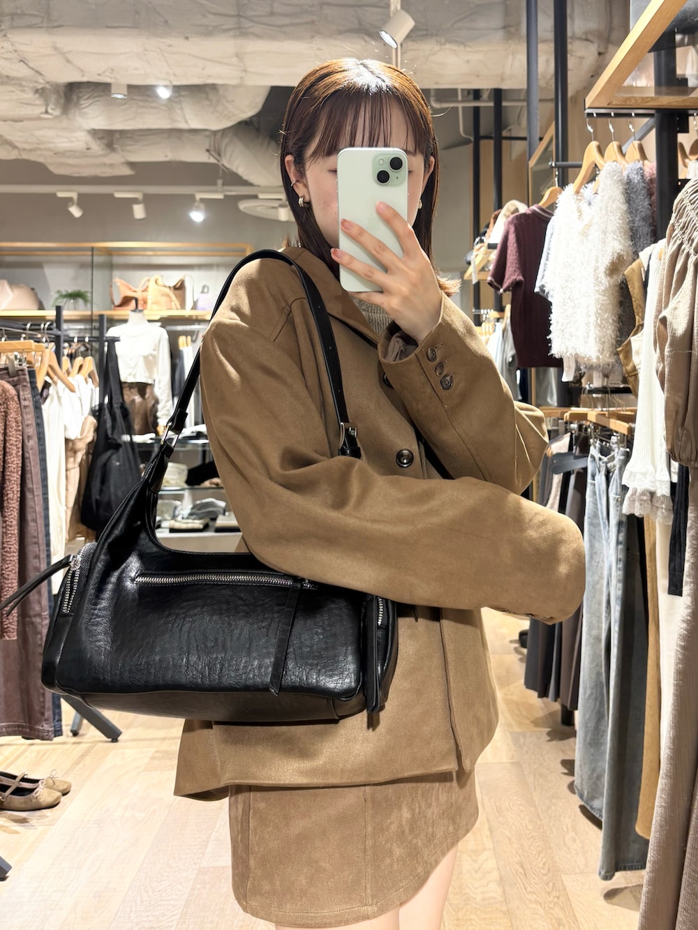 イエロー系のテーラードジャケット、イエロー系のスカート、ブラック系のローファーを着用したレディースの秋コーディネートの3枚目の写真