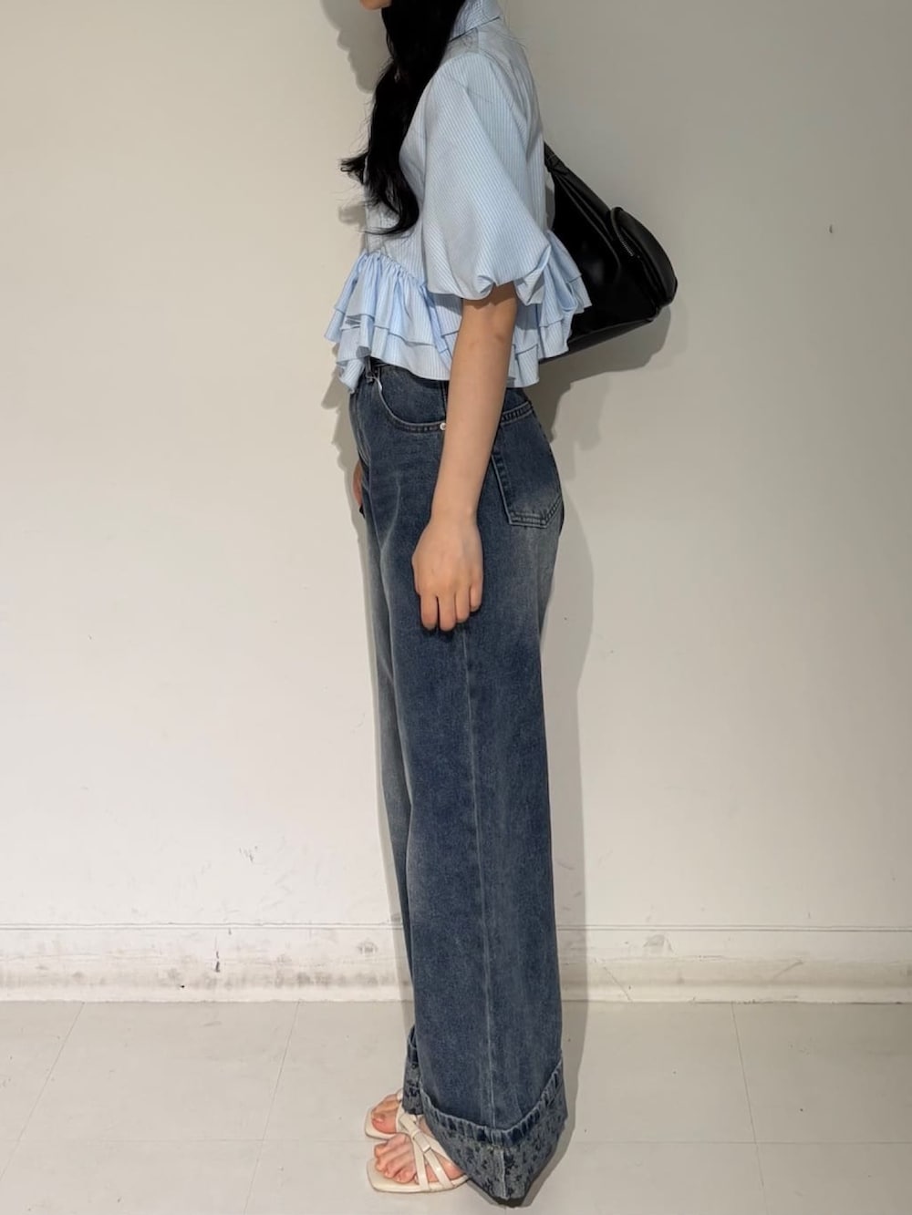 ホワイト系のシャツ/ブラウス、ブルー系のデニムパンツ、ブラック系のショルダーバッグを着用したレディースの夏コーディネートの2枚目の写真