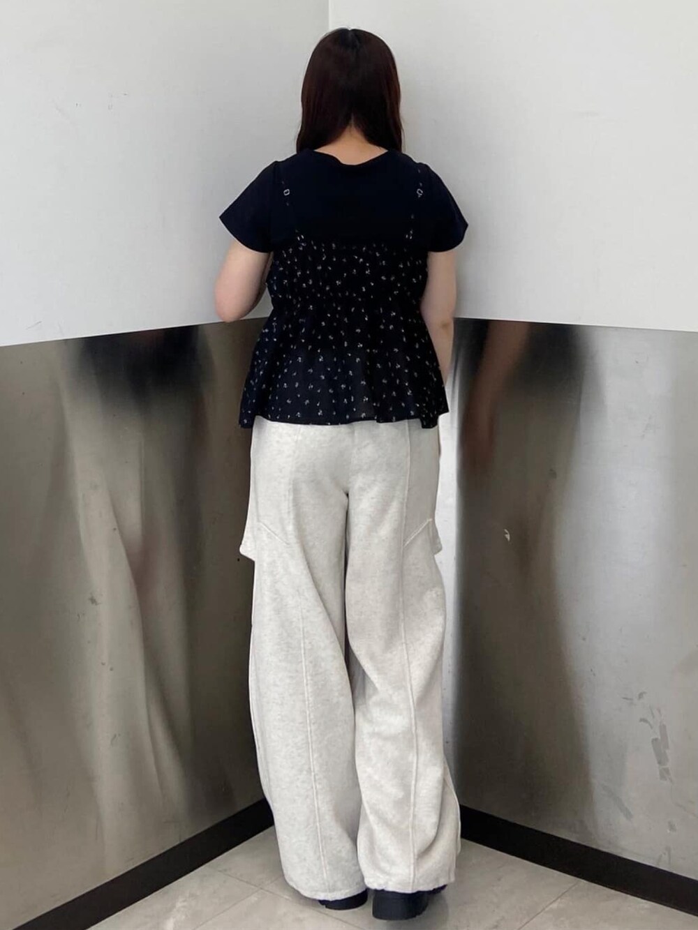 ブラック系のアンサンブル、ベージュ系のスウェットパンツを着用したレディースの夏コーディネートの3枚目の写真