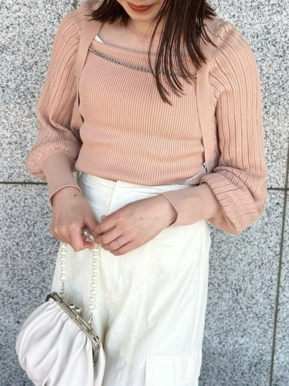 「大人カジュアル、お出かけコーデ、カジュアルコーデ、リラックススタイル、夏コーデ、シンプル、春夏コーデ、ミニバッグ、メッシュ、カーディガン、カーゴパンツ、アルシーヴ(archives)、archives」｜「archivesのチェーン透かしニットボレロアンサンブル（ニット/セーター、オレンジ系）」を使った、archivesさん（レディース・162cm）の春コーディネートの2枚目の写真