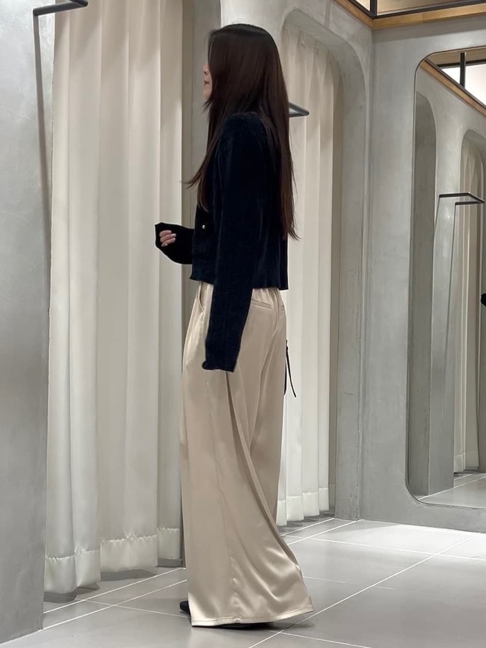 ブラック系のカーディガン/ボレロ、ベージュ系のその他パンツ、ブラック系のショルダーバッグを着用したレディースの秋コーディネートの3枚目の写真