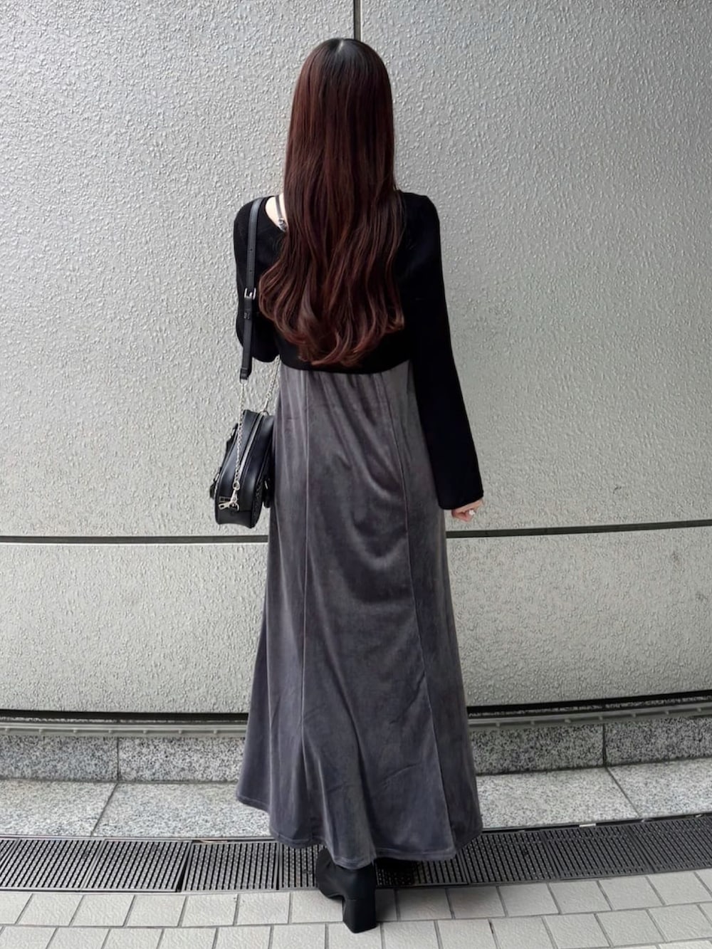 グレー系のワンピースを着用したレディースの冬コーディネートの3枚目の写真