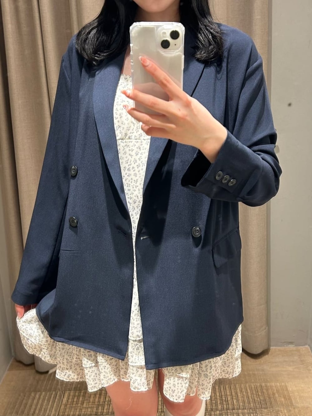 ブルー系のテーラードジャケット、ホワイト系のワンピースを着用したレディースの春コーディネートの2枚目の写真