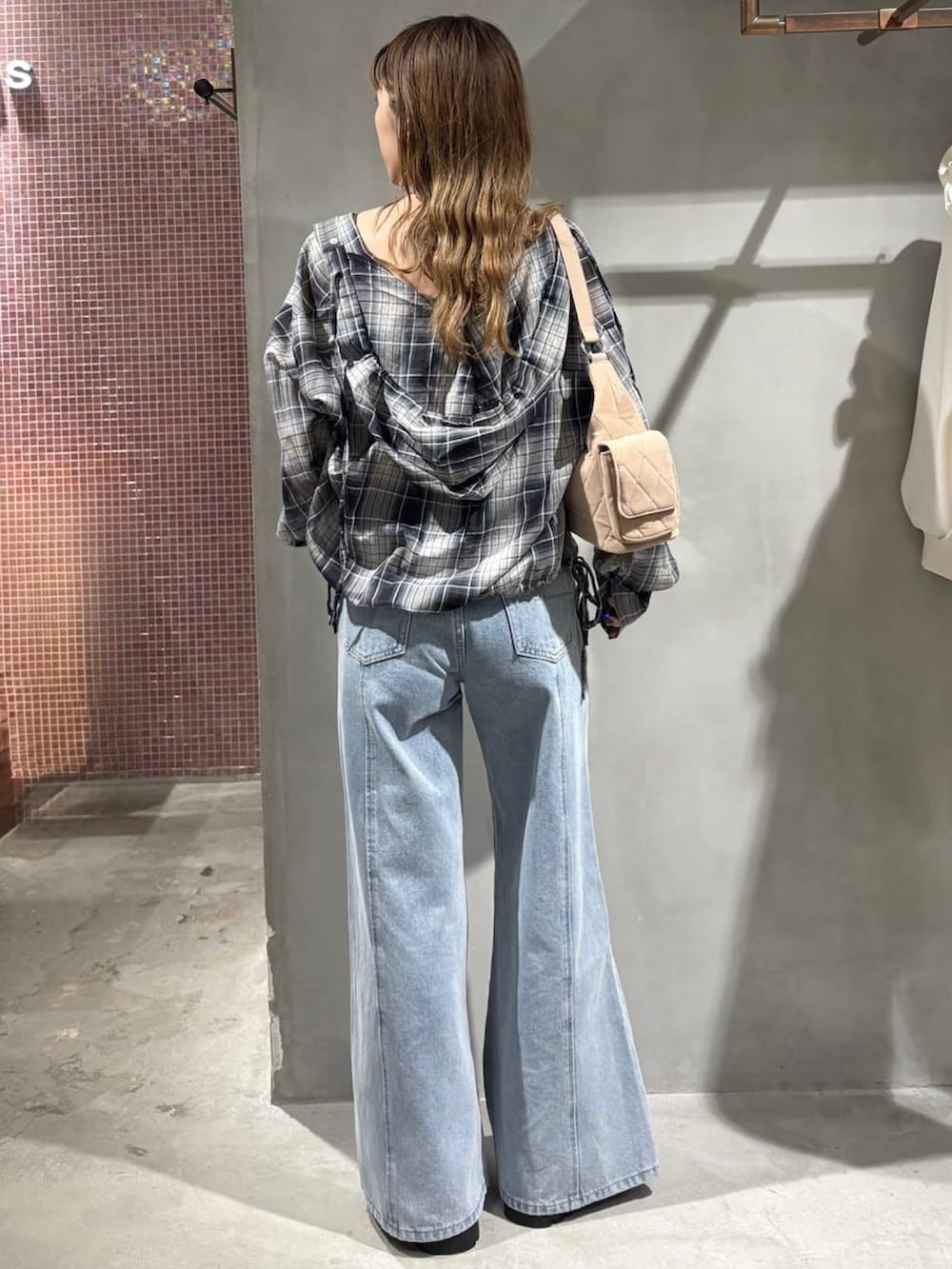 ブルー系のデニムパンツ、ブルー系のシャツ/ブラウス、ブラウン系のキャミソールを着用したレディースの夏コーディネートの3枚目の写真