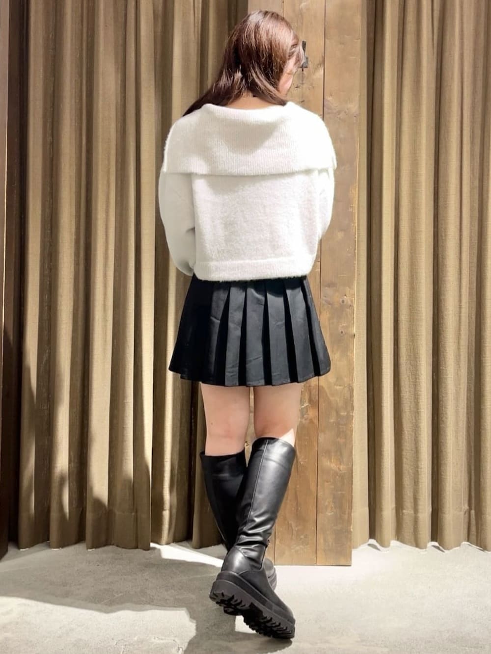 ホワイト系のニット/セーター、グレー系のボストンバッグ、ブラック系のその他パンツを着用したレディースの冬コーディネートの3枚目の写真