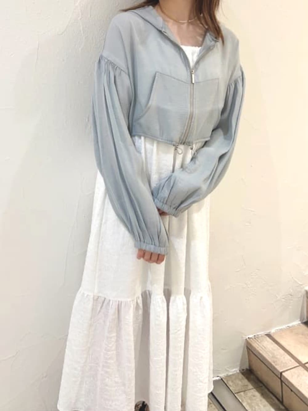 グレー系のその他アウター、ホワイト系のワンピース、ブラック系のショルダーバッグを着用したレディースの春コーディネートの3枚目の写真