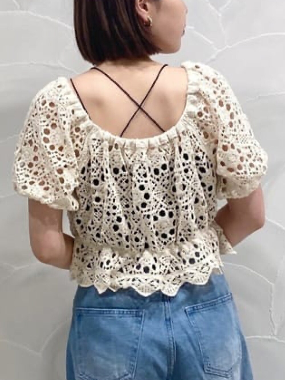 ホワイト系のシャツ/ブラウス、ブルー系のデニムパンツを着用したレディースの夏コーディネートの5枚目の写真