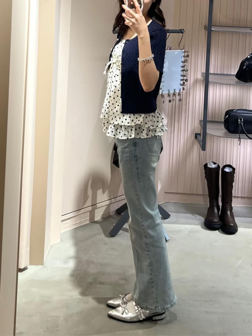 ホワイト系のシャツ/ブラウス、ブルー系のカーディガン/ボレロ、ブルー系のデニムパンツを着用したレディースの夏コーディネートの3枚目の写真