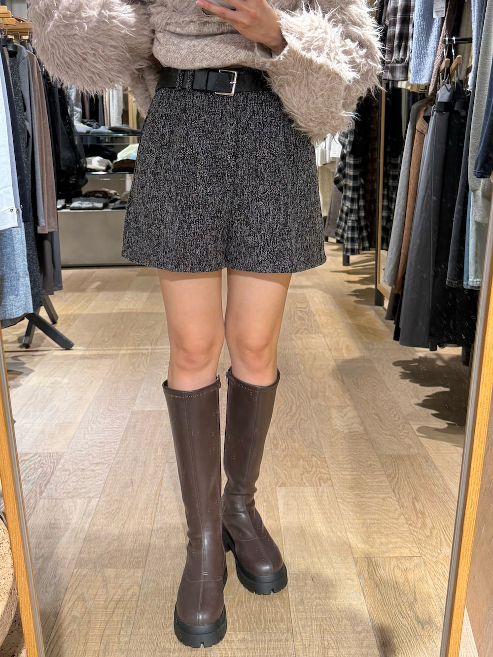 ベージュ系のカーディガン/ボレロ、ブラウン系のブーツを着用したレディースの秋コーディネートの3枚目の写真