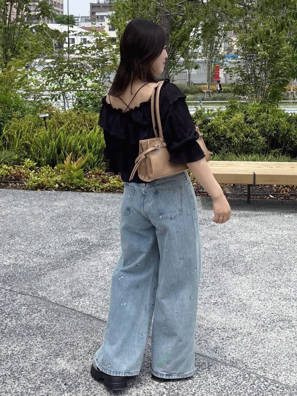 ブラック系のシャツ/ブラウス、ブルー系のデニムパンツ、グレー系のサンダルを着用したレディースの春コーディネートの2枚目の写真