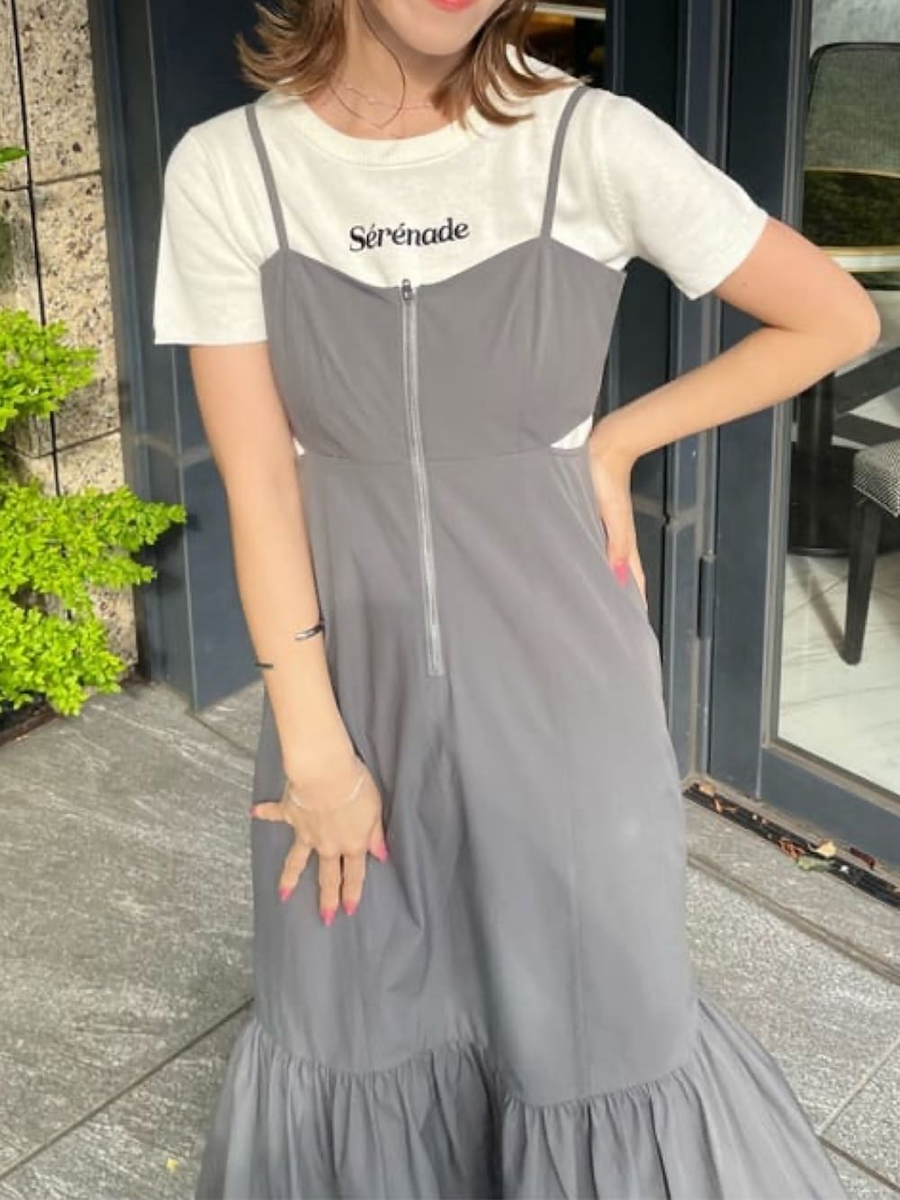 グレー系のワンピース、ホワイト系のニット/セーター、ホワイト系のサンダルを着用したレディースの夏コーディネートの2枚目の写真