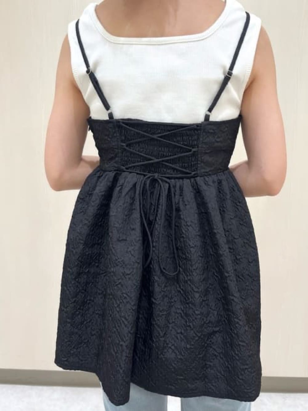 ブラック系のシャツ/ブラウス、ブルー系のデニムパンツ、グレー系のサンダルを着用したレディースの夏コーディネートの4枚目の写真