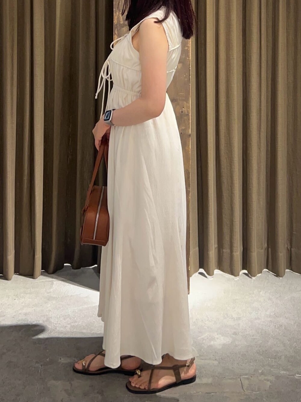 ホワイト系のワンピースを着用したレディースの夏コーディネートの3枚目の写真