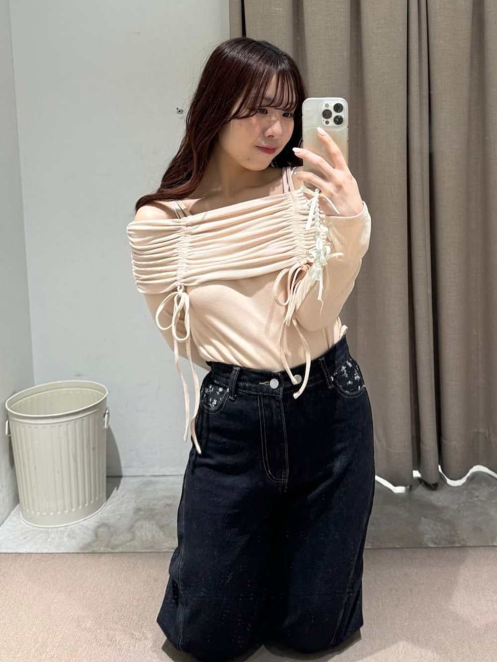 「春コーデ、おでかけコーデ、大人可愛い、春服、オトナ女子、カジュアルコーデ、デニムコーデ、春、きれいめカジュアル、アルシーヴ(archives)、archives、アルシーヴ」｜「archivesのドロストオフショルカットＴＯＰＳ（Tシャツ/カットソー、ピンク系）」を使った、archivesさん（骨格ウェーブ・レディース・158cm）の春コーディネートの3枚目の写真