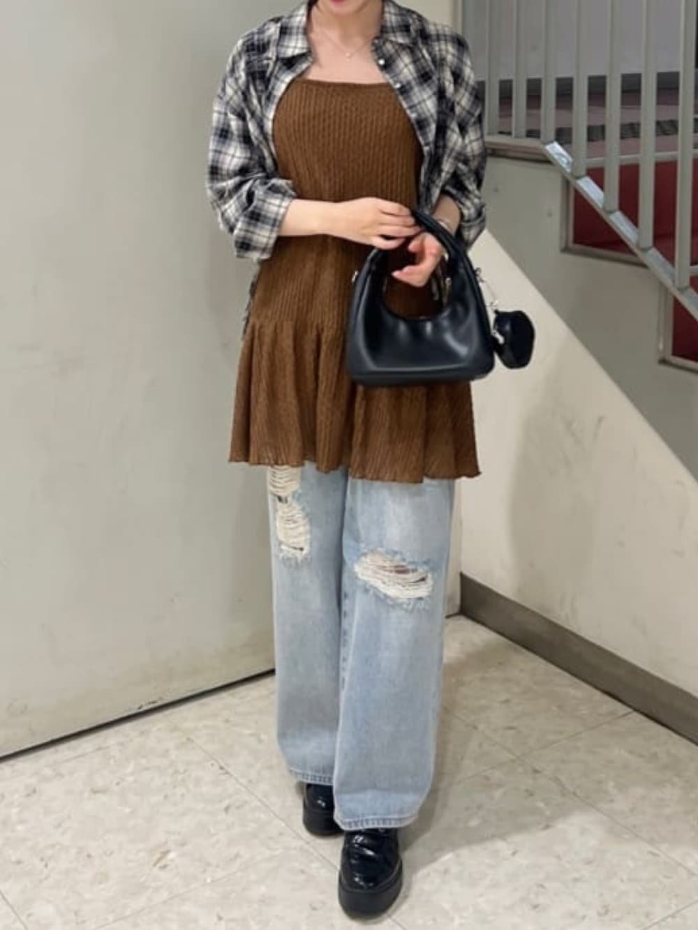 ブラウン系のワンピース、ブルー系のデニムパンツ、ブラック系のシャツ/ブラウスを着用したレディースの夏コーディネートの2枚目の写真