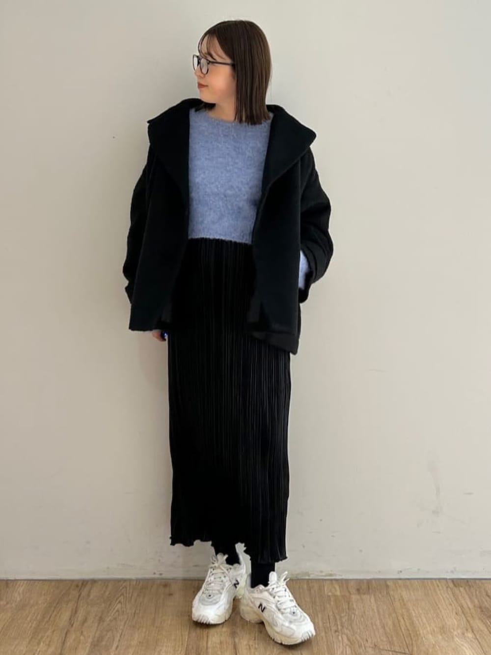 「冬コーデ、クリスマスに着たい服、マイベストコーデ2024、オトナカジュアル、休日スタイル、お出かけコーデ、カラーニット、ニット、ウールコート、プリーツスカート、タイトスカート、スニーカーコーデ、アルシーヴ(archives)、archivesスカート」｜「archivesのグリッタープリーツクロスタイトスカート（スカート、ブラック系）」を使った、archivesさん（レディース・160cm）の冬コーディネートの2枚目の写真