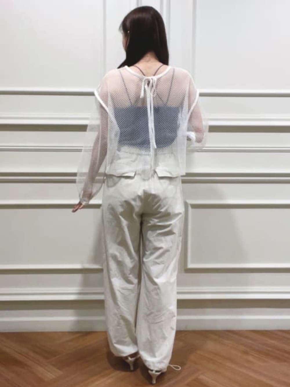 ホワイト系のTシャツ/カットソー、ホワイト系のカーゴパンツ、ホワイト系のサンダルを着用したレディースの夏コーディネートの2枚目の写真