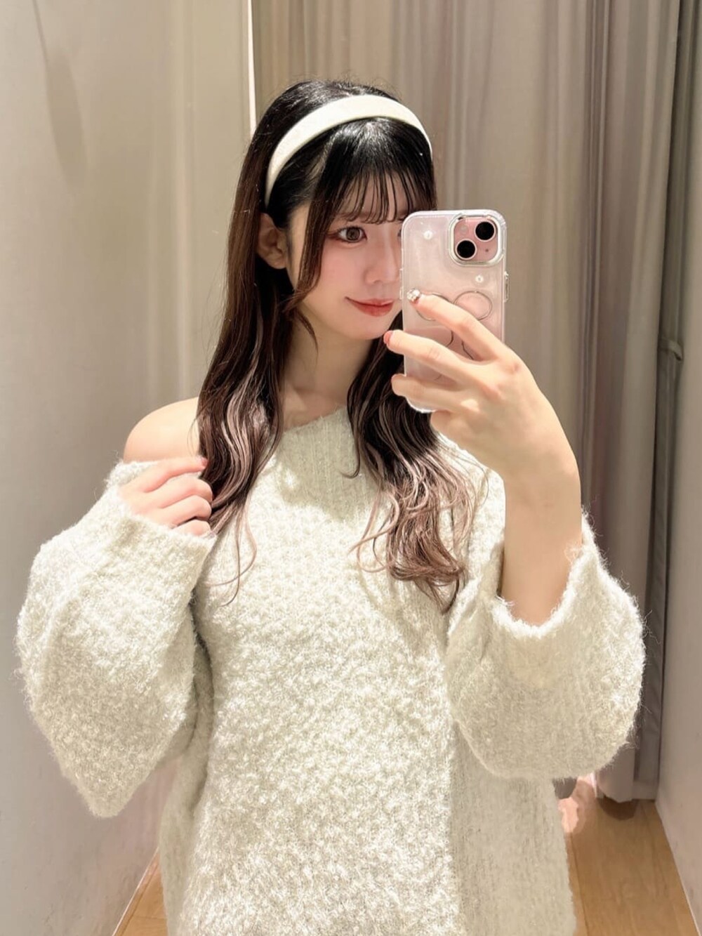 ホワイト系のニット/セーター、ベージュ系のスカート、ブラウン系のショルダーバッグを着用したレディースの冬コーディネートの3枚目の写真
