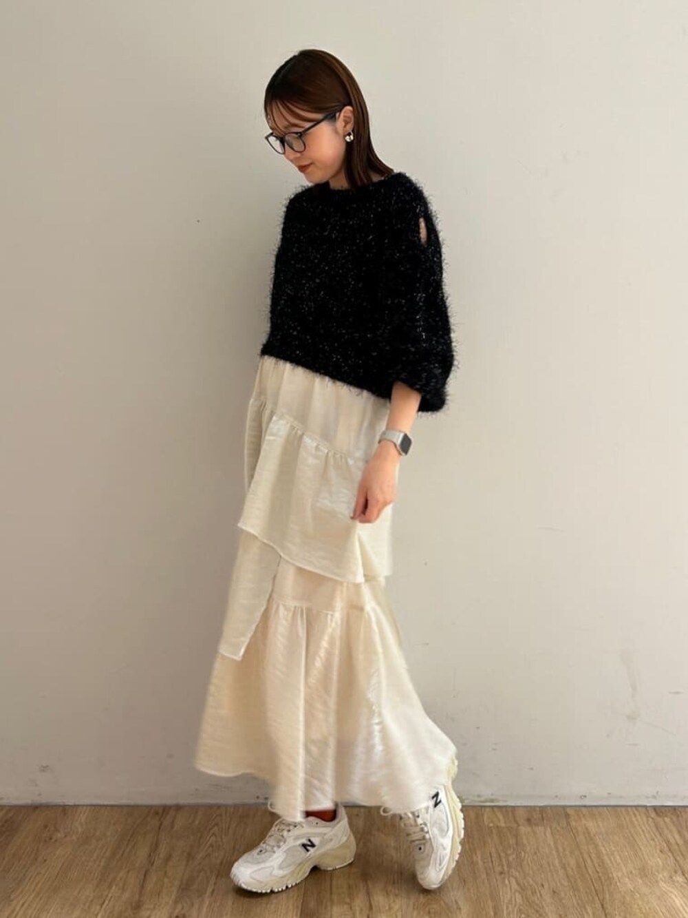 ホワイト系のスカート、ブラック系のニット/セーターを着用したレディースの冬コーディネートの2枚目の写真