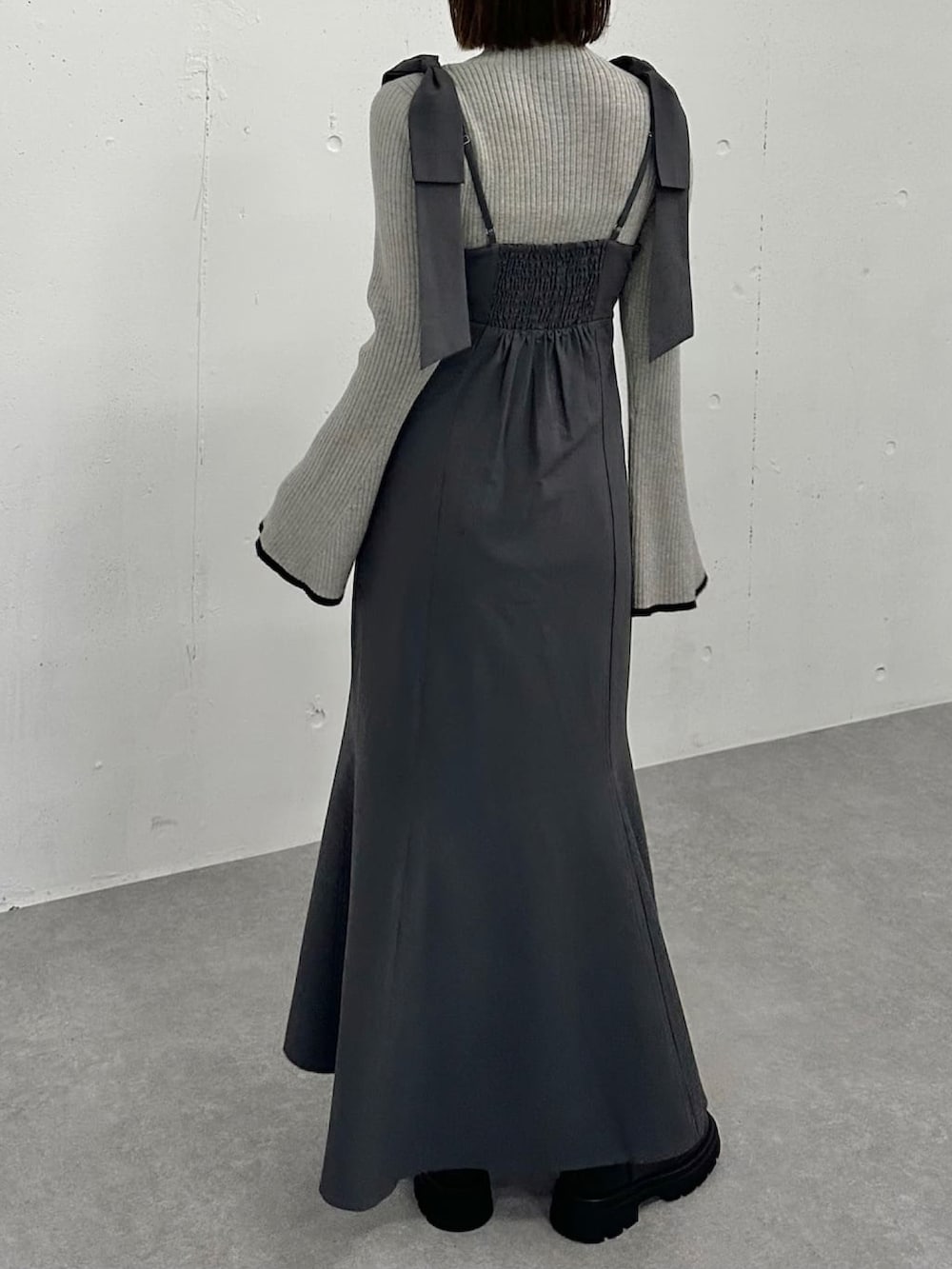 グレー系のワンピース、グレー系のニット/セーターを着用したレディースの冬コーディネートの2枚目の写真