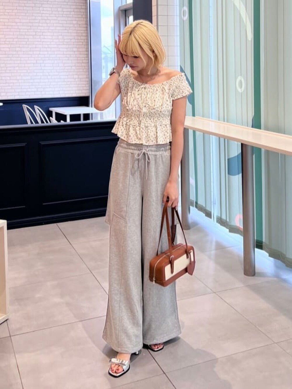 ホワイト系のシャツ/ブラウス、グレー系のその他パンツを着用したレディースの夏コーディネートの3枚目の写真