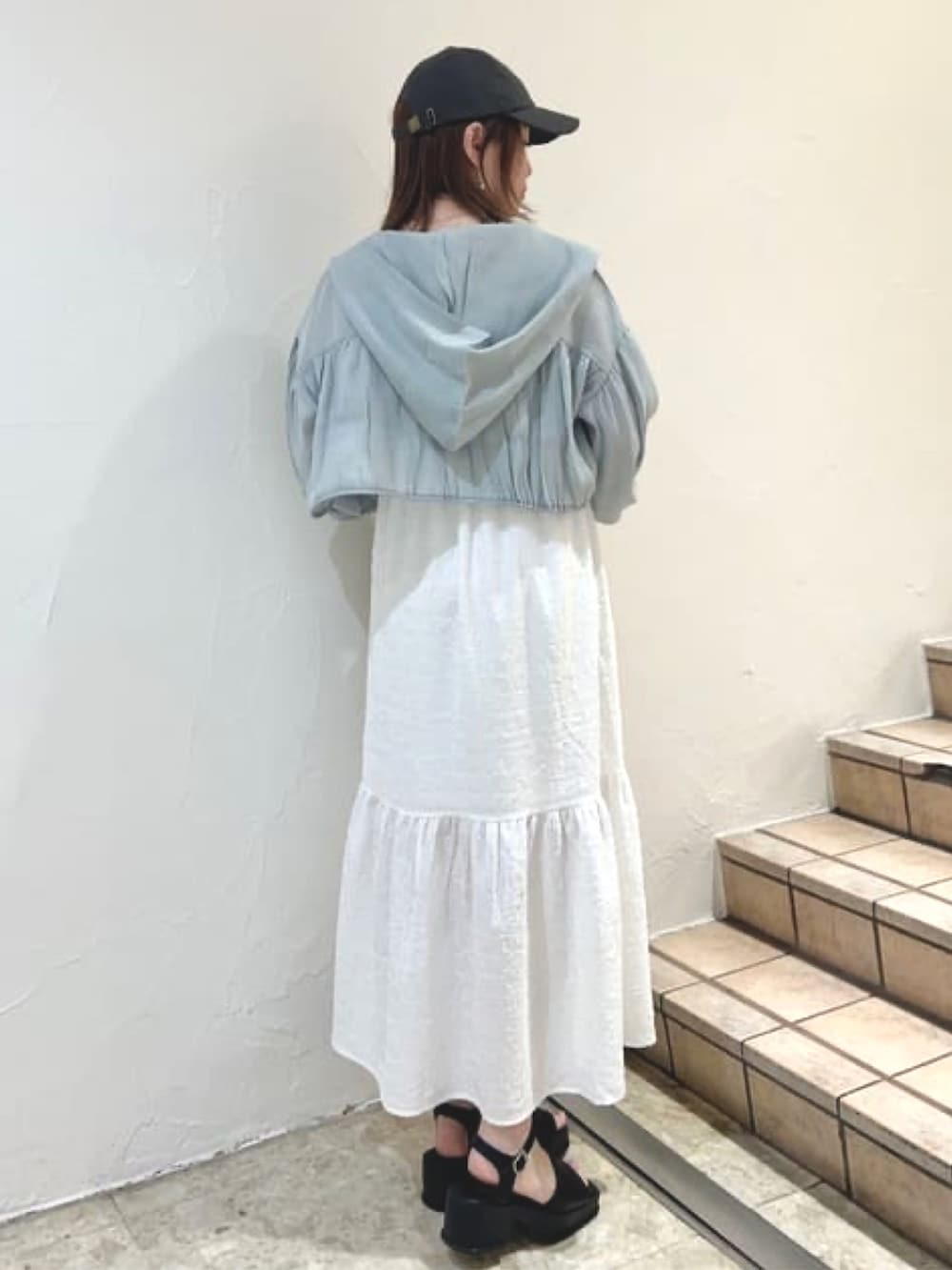 グレー系のその他アウター、ホワイト系のワンピース、ブラック系のショルダーバッグを着用したレディースの春コーディネートの2枚目の写真