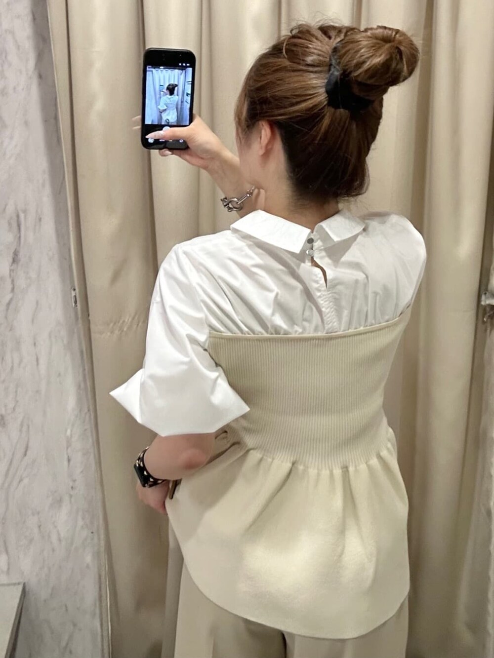 ベージュ系のスラックス、ホワイト系のニット/セーター、グレー系のサンダルを着用したレディースの夏コーディネートの3枚目の写真