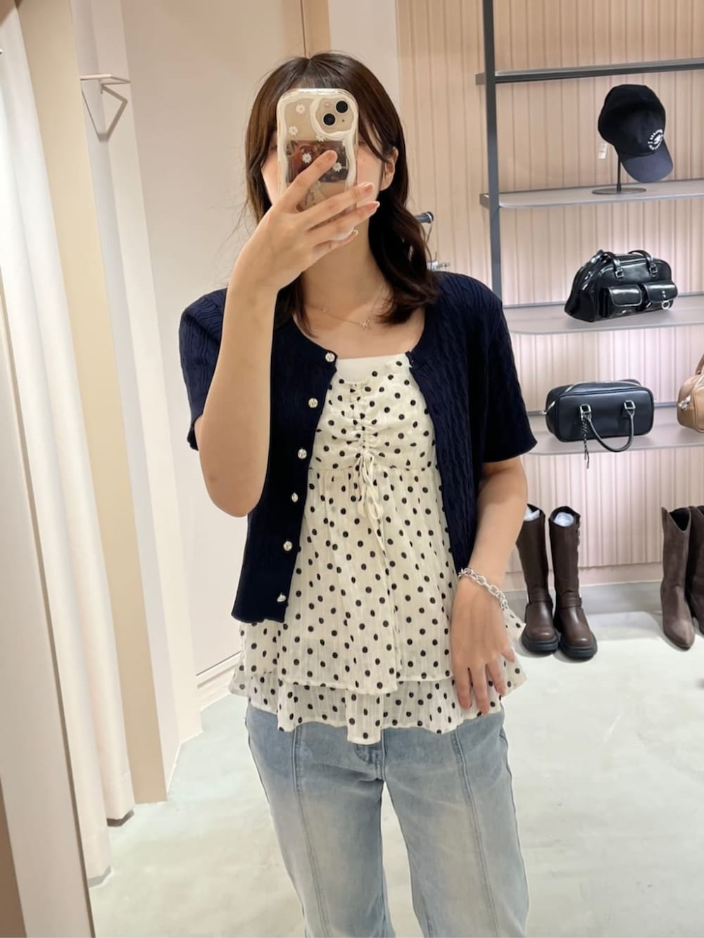 ホワイト系のシャツ/ブラウス、ブルー系のカーディガン/ボレロ、ブルー系のデニムパンツを着用したレディースの夏コーディネートの5枚目の写真