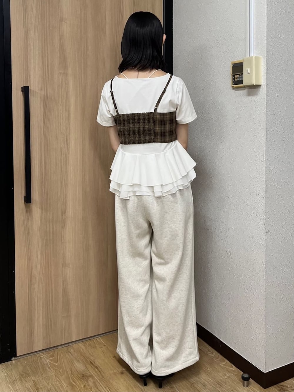 ベージュ系のスウェットパンツ、ブラウン系のTシャツ/カットソー、ブラック系のパンプスを着用したレディースの夏コーディネートの3枚目の写真