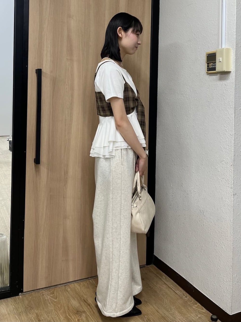 ベージュ系のスウェットパンツ、ブラウン系のTシャツ/カットソー、ブラック系のパンプスを着用したレディースの夏コーディネートの2枚目の写真