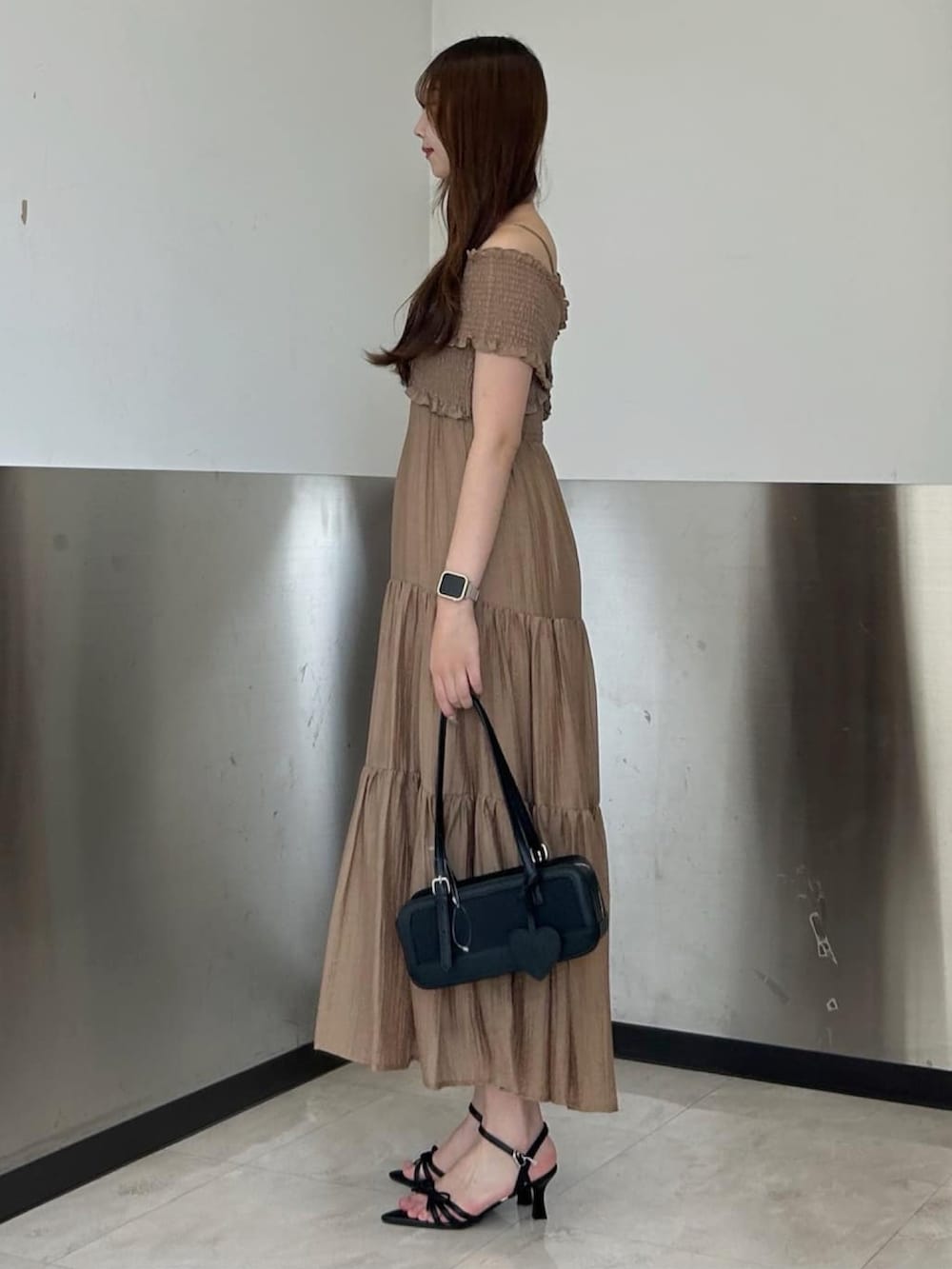 「ワンピース、アルシーヴ(archives)、アルシーヴ、archives、オケージョン、おでかけコーデ、旅行コーデ、キャミワンピ、ootd、フェミニン」｜「archivesのクロスシャーリングオフショルワンピース（ワンピース、ブラウン系）」を使った、archivesさん（骨格ストレート・レディース・160cm）の夏コーディネートの2枚目の写真